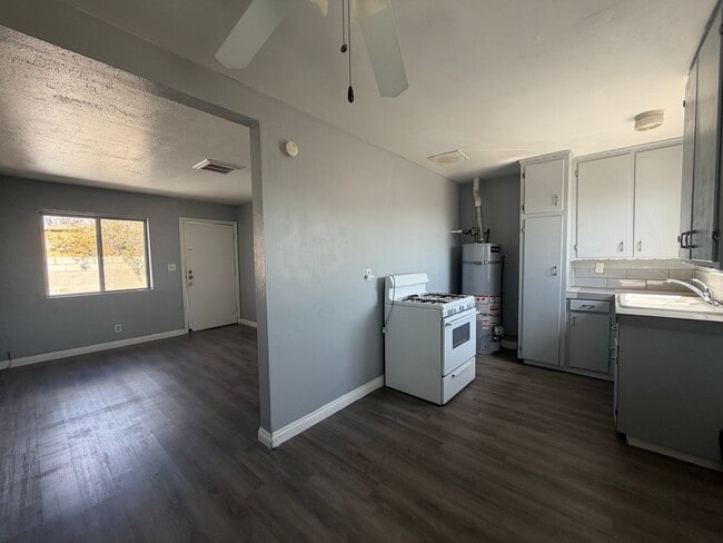 Building Photo - 400 W Fredricks St