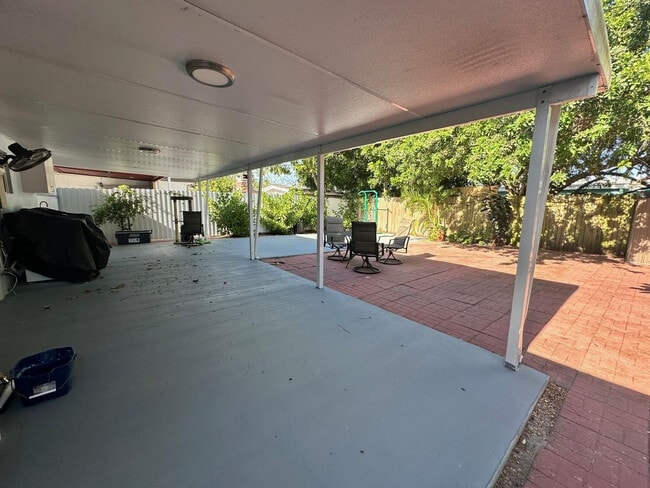 Building Photo - 2300 SW 43rd Terrace