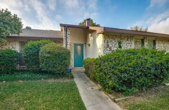 Building Photo - 803 Meadowlark Dr