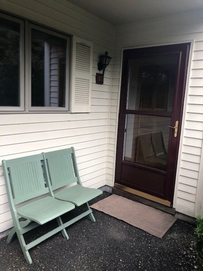 Building Photo - Spacious 2BR/1BA Condo Available Now!! - Great Residential Location!