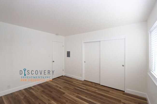 Building Photo - 1130 Wellington St