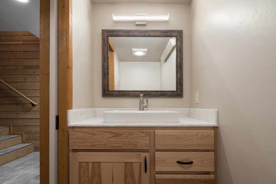 Vanity - 356 Columbine St