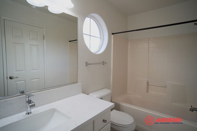 Building Photo - Move-in Ready 2 Story Home in Desirable Neighborhood!