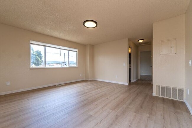 Building Photo - Newly Remodeled 2 bedroom 1 bathroom Seaside Apartment!