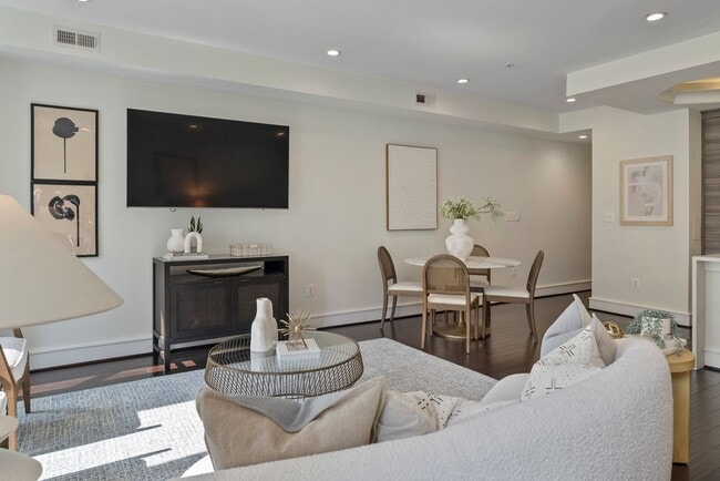 Building Photo - Bright One Bedroom plus Den near Metro in ...