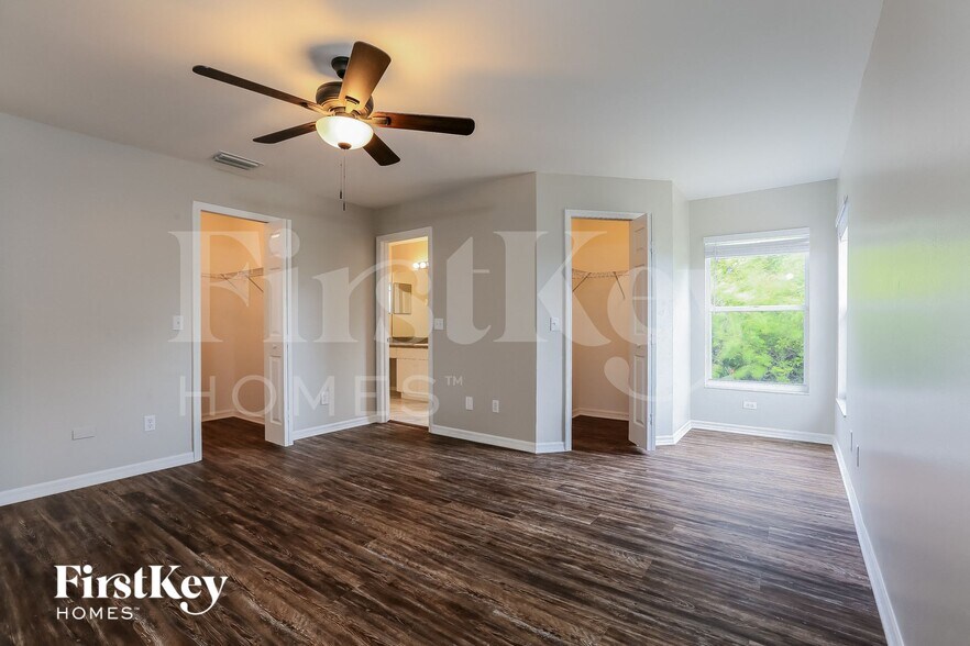 Building Photo - 215 Mossrosse St