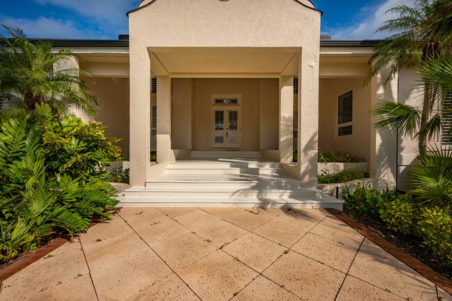 Building Photo - 981 Longboat Club Rd