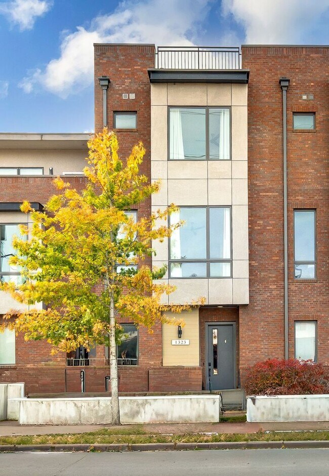 Building Photo - Stunning 3BE/3.5BA brownstone in the heart of historic Germantown!