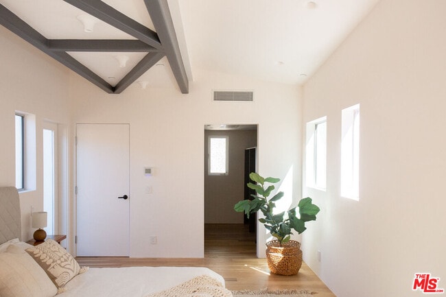 Building Photo - 8870 Wonderland Ave