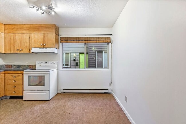 Building Photo - 121 SE 30th Pl