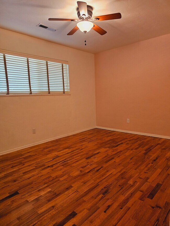 Building Photo - Charming 3 Bedroom Home Near Downtown Jacksonville