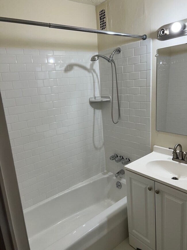 Building Photo - One Bedroom Unit