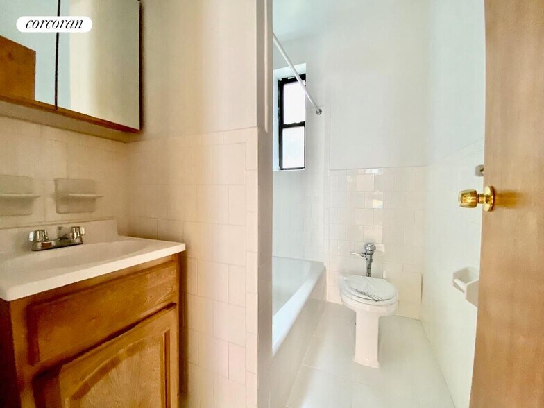 Building Photo - 585 Isham St