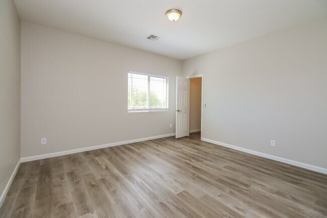 Building Photo - 1830 E Omega Dr