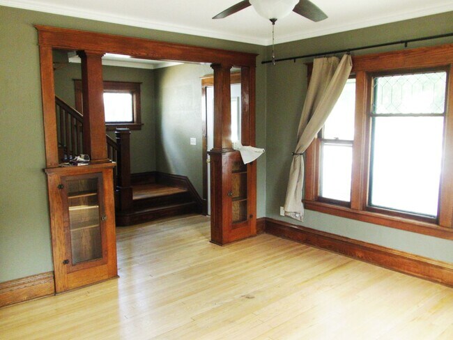 Building Photo - 313 4th Ave NW