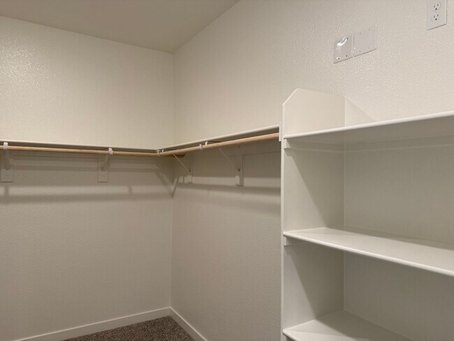 Building Photo - Beautiful 4 bed 2 bath located in West Ros...