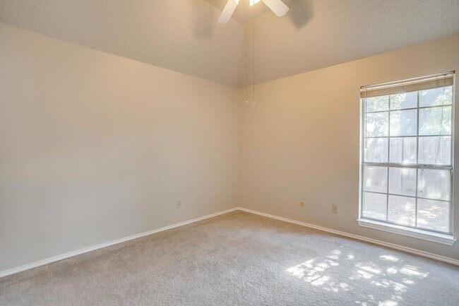 Building Photo - Open Floorplan with 3 Bed, 2 Bath Home in Established Neighborhood- Fort Worth- 76120