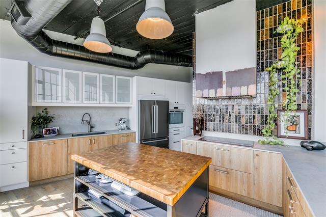 Building Photo - 2220 Canton St