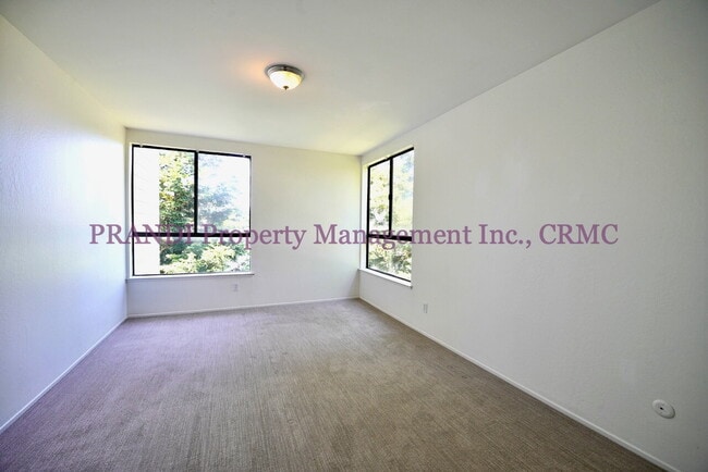 Building Photo - Top Floor, Corner Unit Condo with View and...