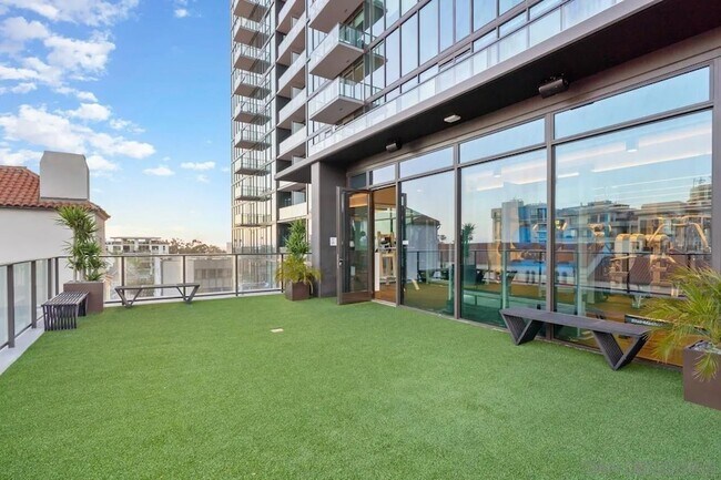 Building Photo - 525 Olive St