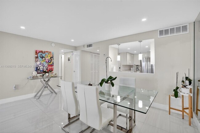 Building Photo - 3000 E Sunrise Blvd