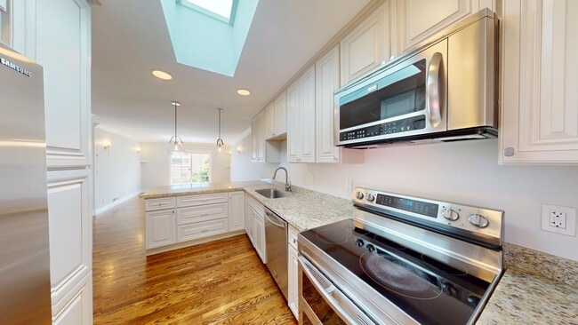 Building Photo - 330 Los Palmos Dr
