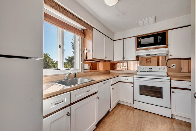 Bright, airy kitchen - 1500 Cambridge Dr