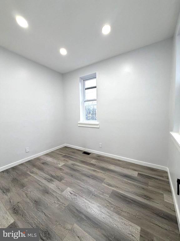 Building Photo - 330 N 2nd St