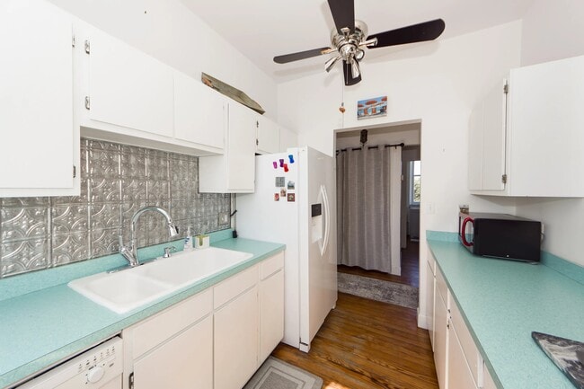 Building Photo - 350 King St