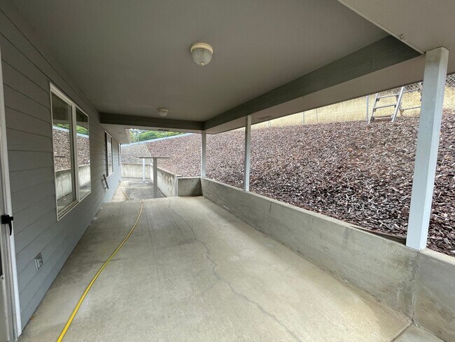 Building Photo - Available Now 3 bedroom 2 bath Hucrest home