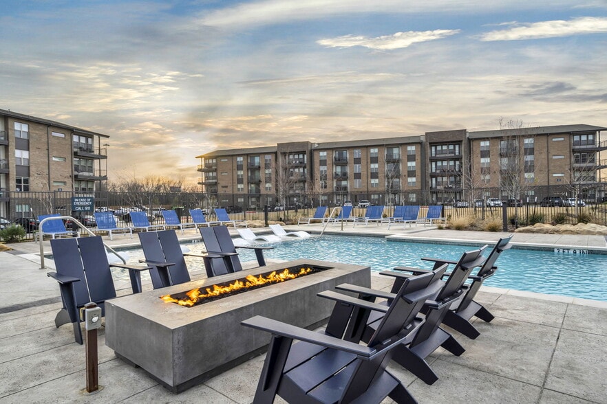 Building Photo - Axis Grand Crossing