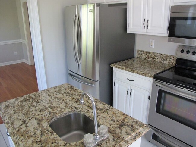 Building Photo - Upscale Lakefront Home  In the Heart of Martinez