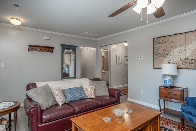 Building Photo - Charming 2-Bedroom Picturesque Furnished H...