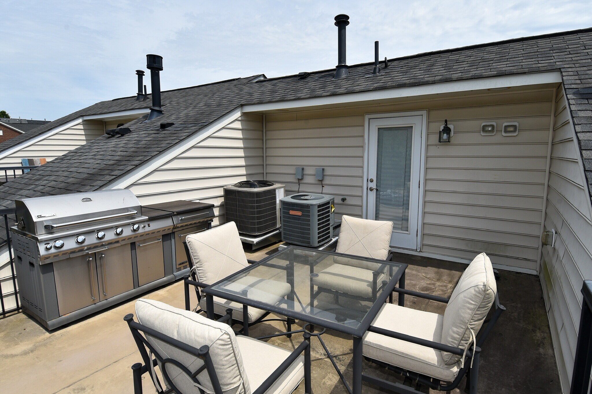 Building Photo - 2602 S Kenmore Ct