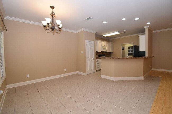 Building Photo - Spacious 3 Bedroom, 2 Bath Home