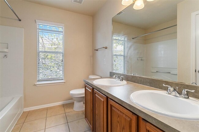 Building Photo - 401 Spruce Dr