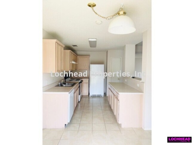 Building Photo - Beautiful home located in the Oakridge Sou...