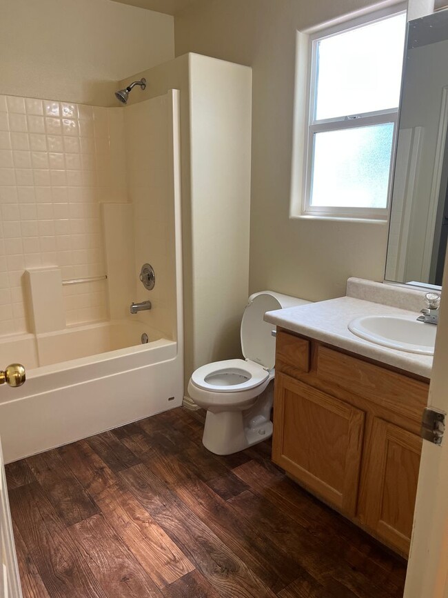 Building Photo - Nice 3 Bedroom, 2.5 bathroom townhome in S...