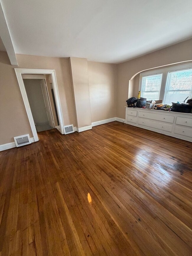Building Photo - Beautifully renovated 2 bedroom ranch!