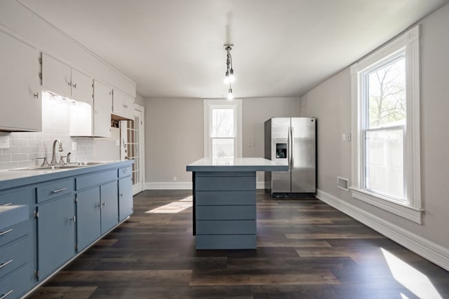 Building Photo - PRELEASING