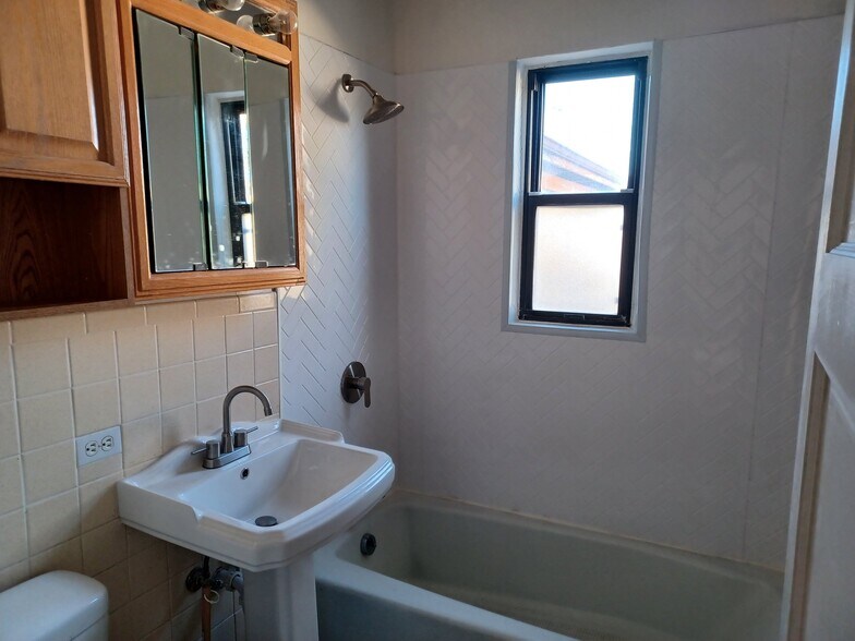 Building Photo - 3009 Delano Pl NE