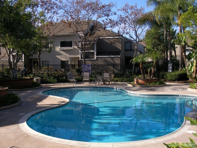 Building Photo - Ground Floor Condo - Available For Lease!