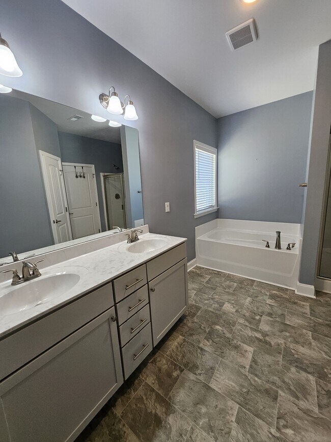 Building Photo - 112 Mergini Dr