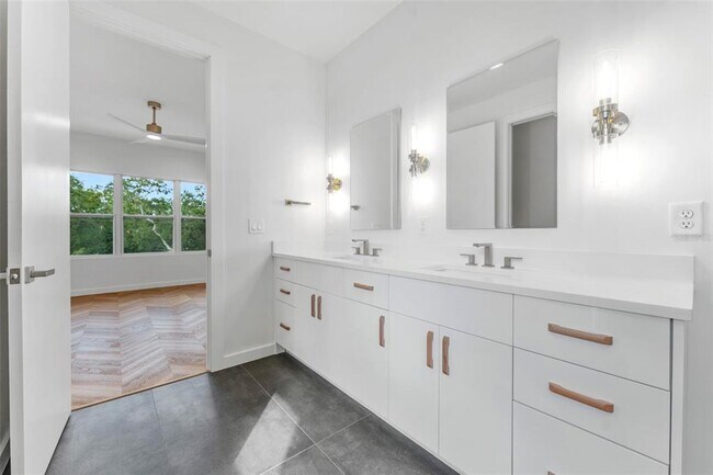 Building Photo - 102 W Adalee St