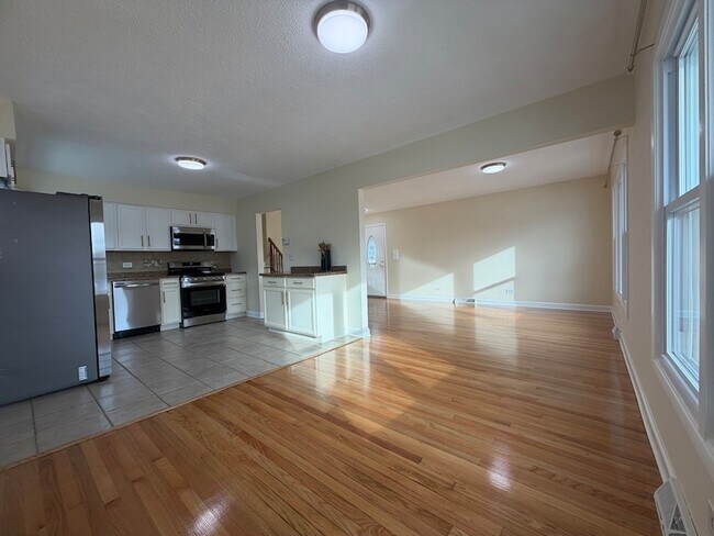 Building Photo - 3837 Emerson Dr