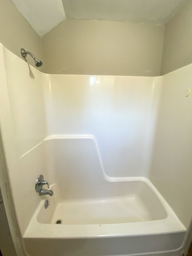 Building Photo - 4 bed, 2 bath near the University of Memphis