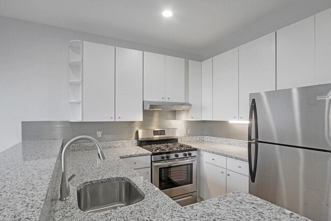 Building Photo - 140 Boylston St