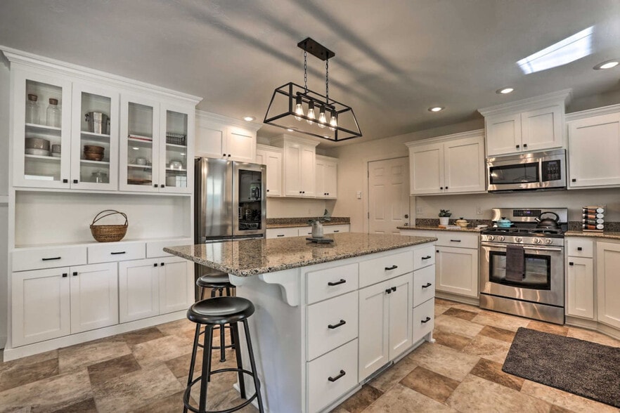 Building Photo - 930 Canyon Ave