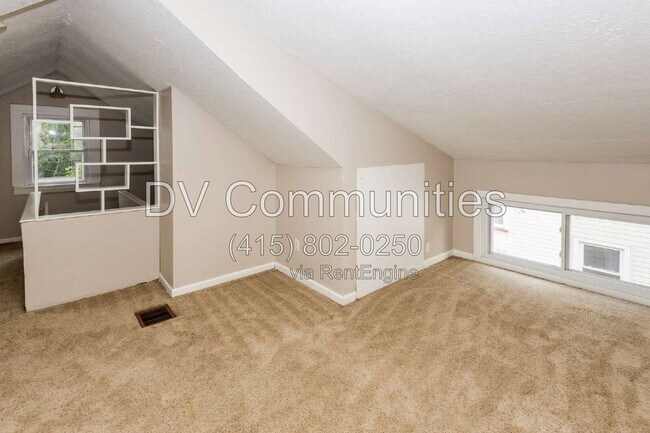 Building Photo - 9110 Rosewood Ave