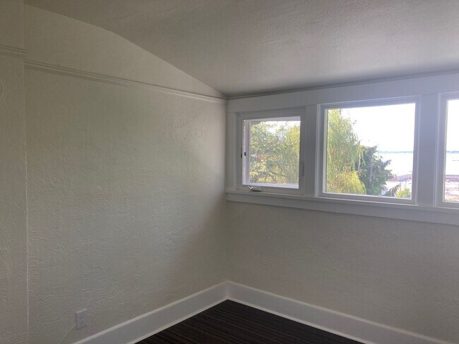 Building Photo - 717 N Forest St